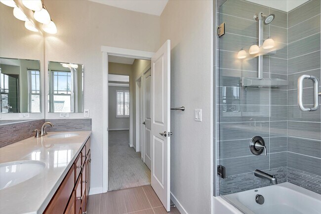 Building Photo - WOW! GREAT HOME! Mountain View!