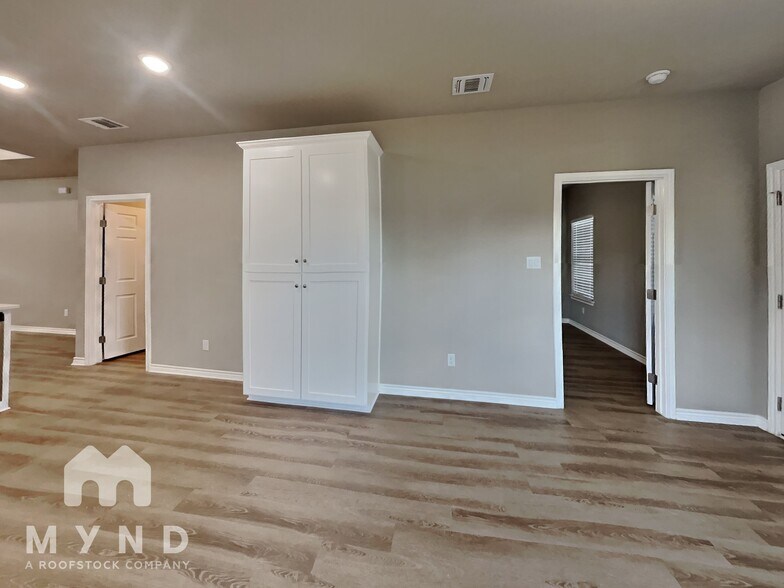 Building Photo - 5621 Van Horn Dr