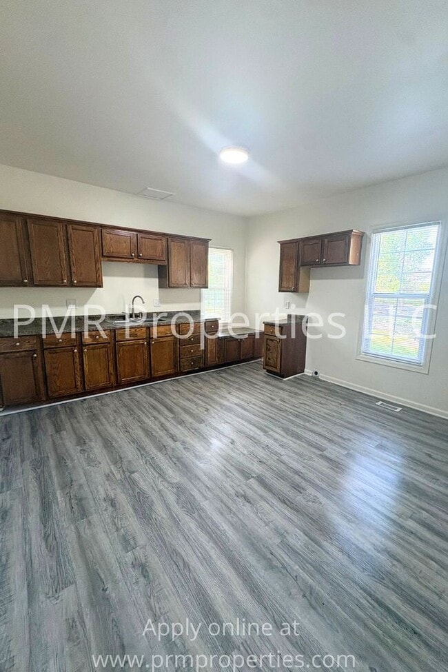 Building Photo - 3 Bedrooms / 1 Bathroom House