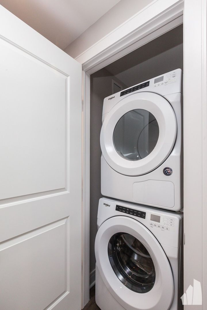 Building Photo - 957 W Irving Park Rd