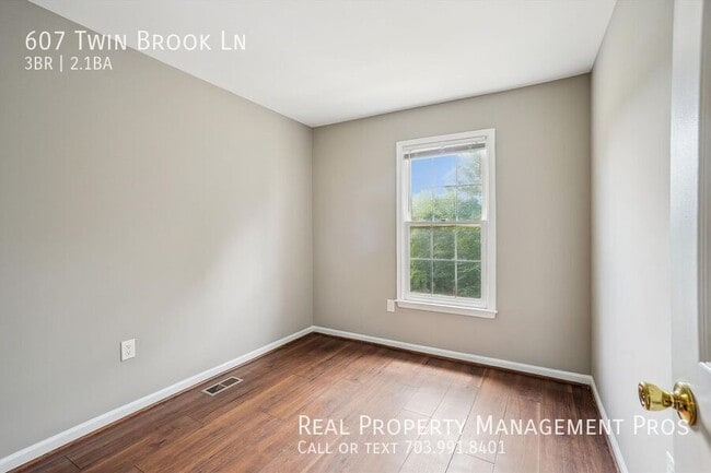 Building Photo - 607 Twin Brook Ln
