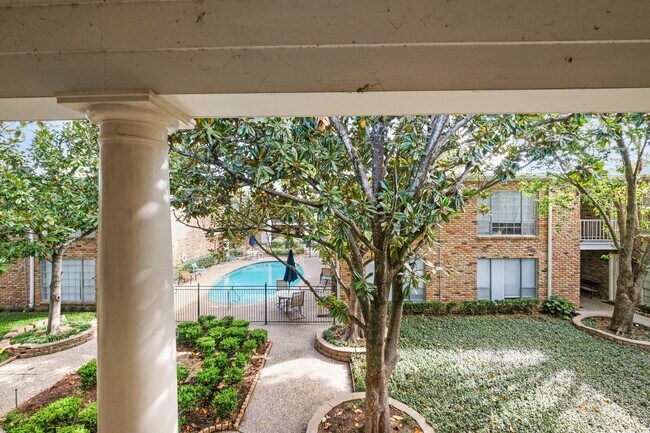 Building Photo - 2201 Fountain View Dr