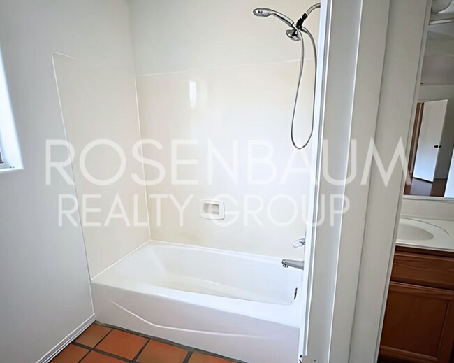 Building Photo - Beautiful 4-bedrooms, 2-baths home in Pres...