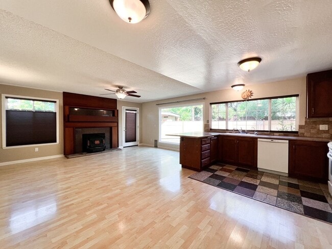 Building Photo - Charming 1 Bedroom, 1 Bath Rental with Pri...