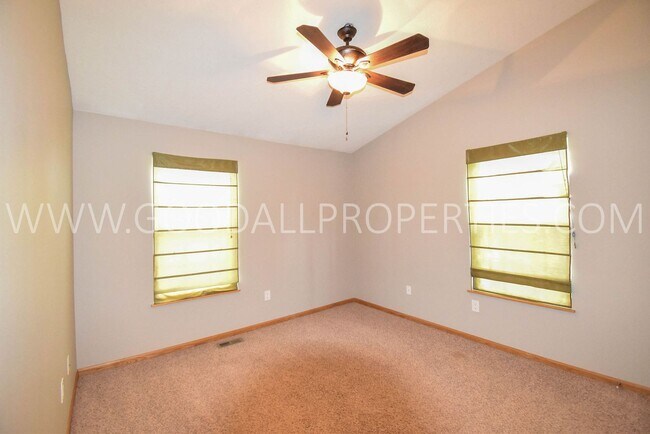 Building Photo - Experience the charm of this 2-bedroom, 2-bathroom townhome in Ankeny with an attached 2 car garage!