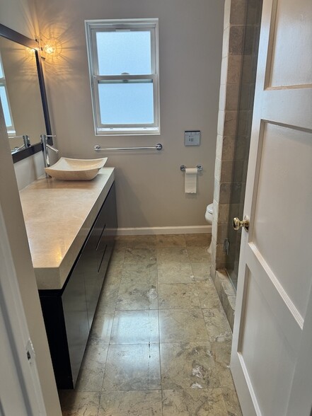 Hall bathroom - 4223 La Salle Ave