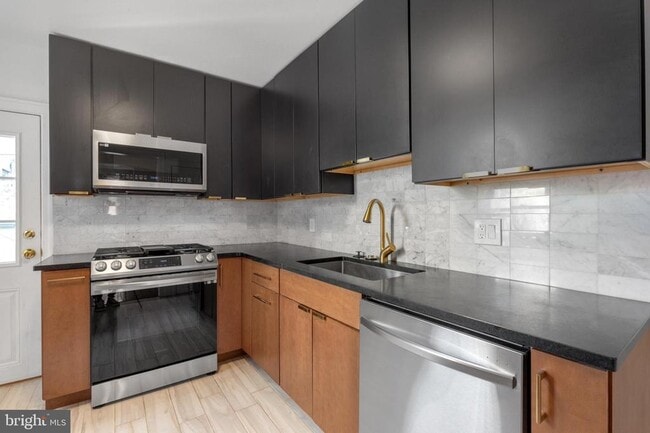 Building Photo - 821 N Bambrey St