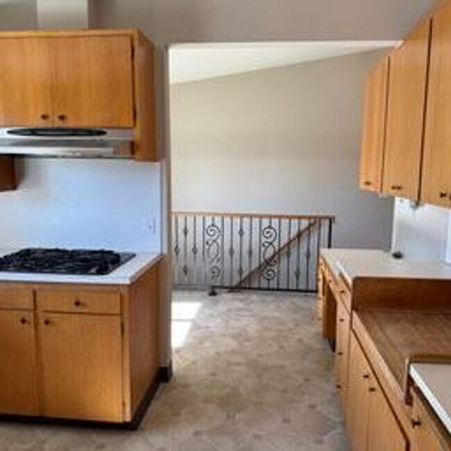 Building Photo - Beautiful home in highly desirable Bellevue neighborhood.
