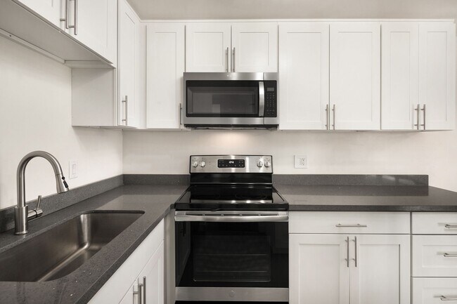 Building Photo - 1 Month Free! Greenlake 2 Bedroom - Top Floor, Washer/Dryer, Private Balcony, Parking Available