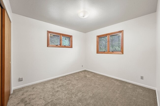 Building Photo - Mountain Life & Views- 4 bed 2 bath