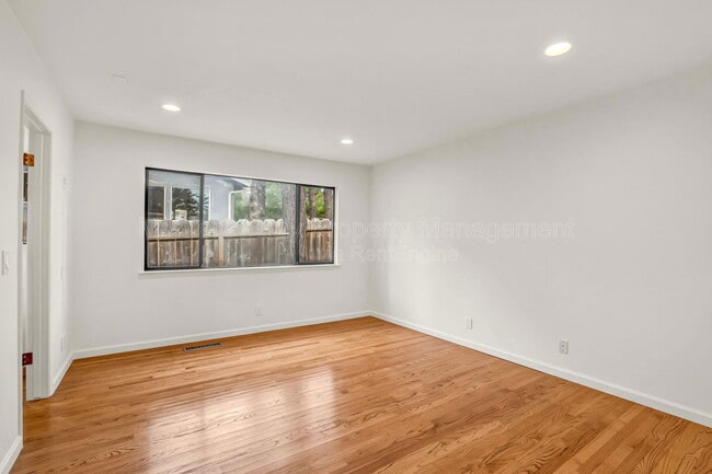 Building Photo - 4083 Sunset Ln