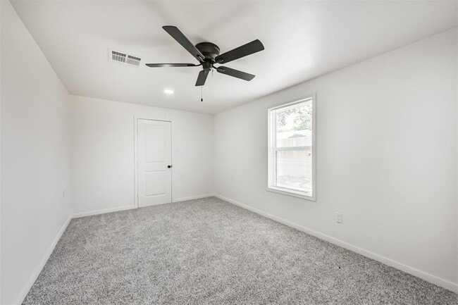Building Photo - 210 Gentilly Dr