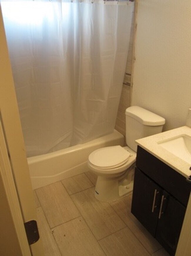 Building Photo - 2 Bed/2 Bath Duplex in Vallejo