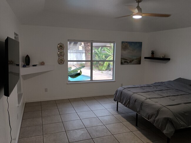 Building Photo - 15829 Vincent Dr