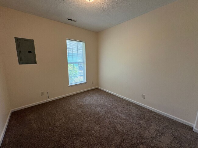 Building Photo - Cozy Two Bedroom Home!
