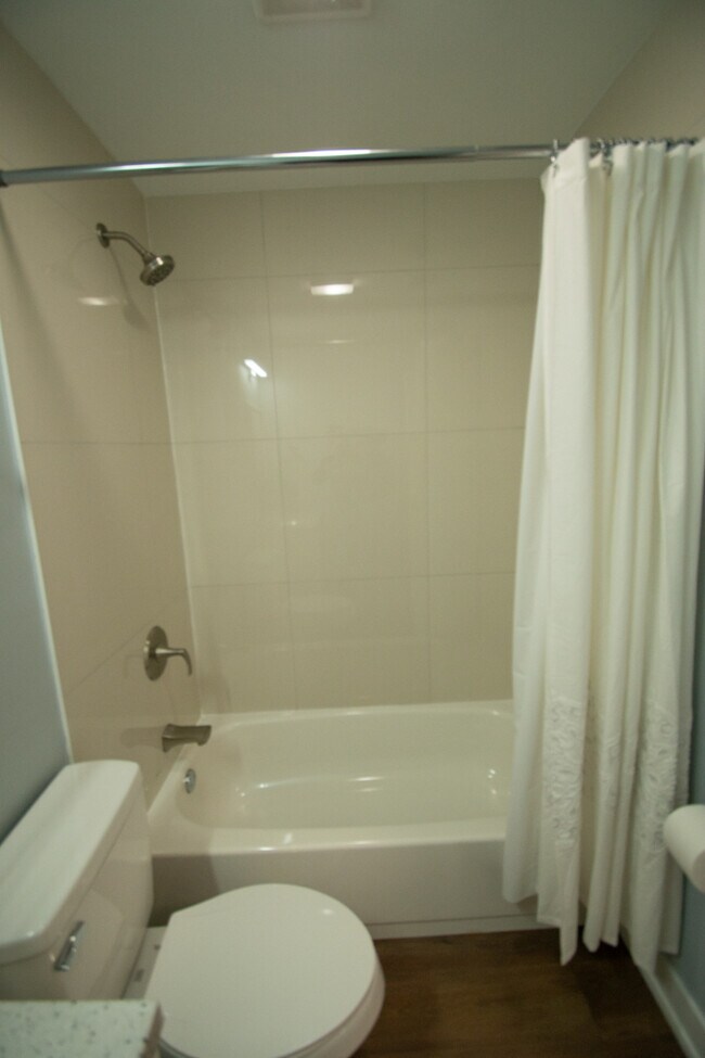 Building Photo - 14949 Lake View Dr