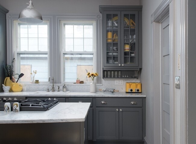 Building Photo - 198 Byron St