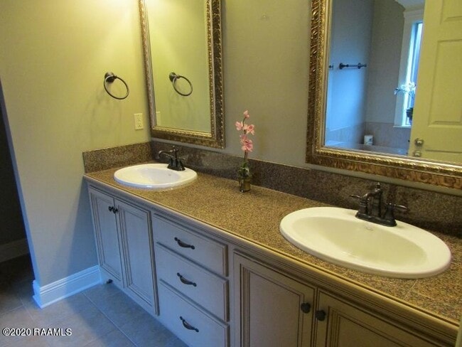 Building Photo - 131 Fanny St