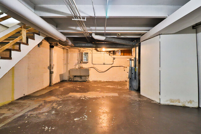 Building Photo - 925 N Prairie Ave
