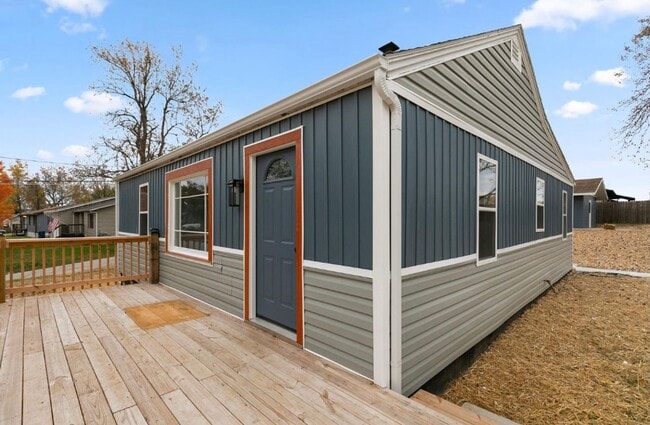 Building Photo - 702 S 10th Ave