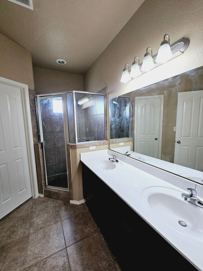Building Photo - Beautiful 4 bedroom 2.5 bath home in Northeast El Paso!