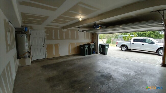 Building Photo - 112 Rush Haven AB