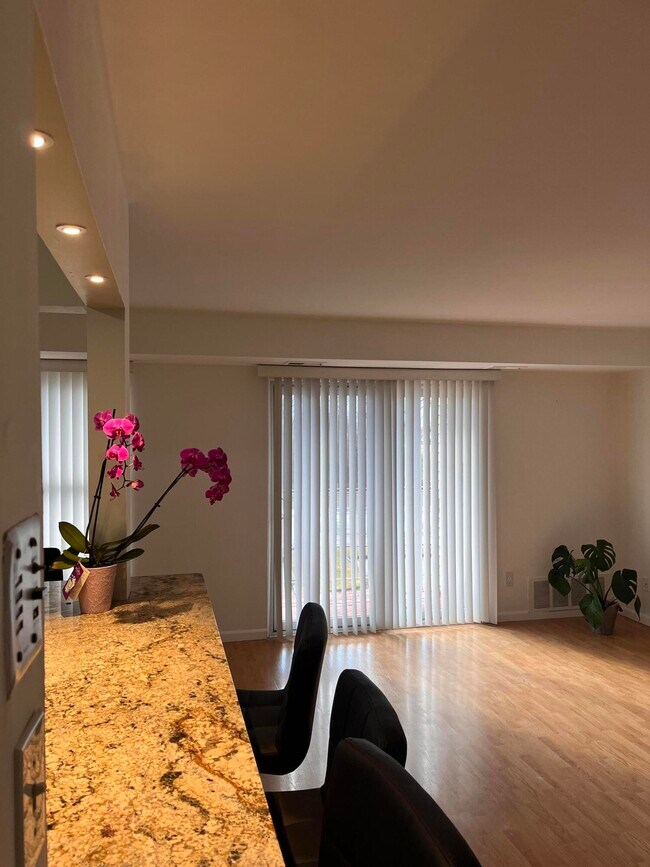 Building Photo - 30445 W 14 Mile Rd