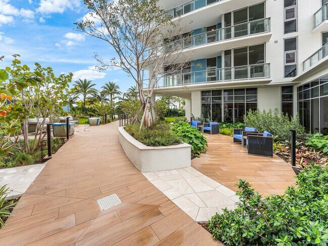 Building Photo - 220 Lake Shore Dr