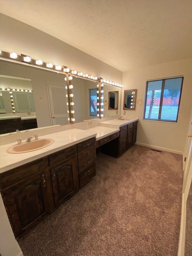 Building Photo - Beautiful Home in Old Southwest Reno w/Large Backyard