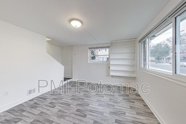 Building Photo - 7422 Parkwood St
