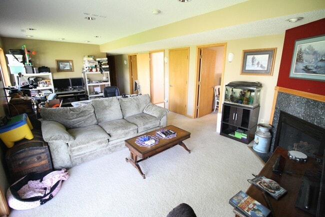 Building Photo - Beautiful 4 Bedroom/2 Bathroom Home In Shakopee-AVAILABLE 7/1