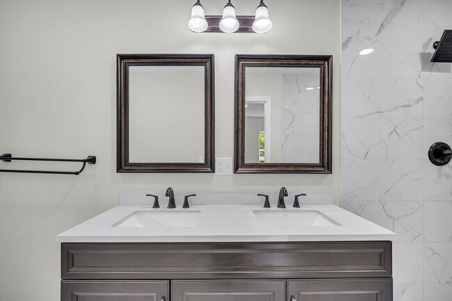 Building Photo - Comfortable Living with Modern Upgrades in Prime Goose Creek Location