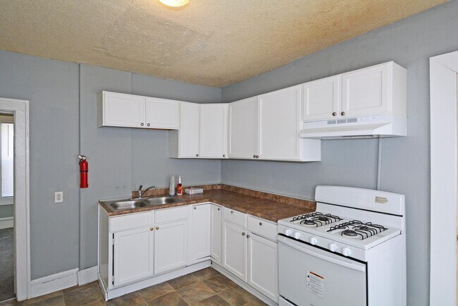 Building Photo - 3-Bed 1-Bath Lower Level Unit in Minneapolis - Available Now!