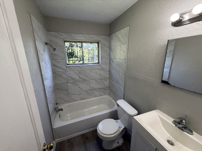 Building Photo - 2213 Lea Crest Dr