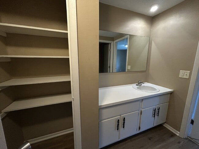 Building Photo - Charming 2-Bed Condo Retreat with 1.5 Baths in Prime Greenwood Location – 1088 Sq Ft of Comfort!