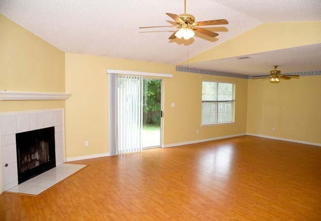 Building Photo - Central 3 Bedroom in Niceville!