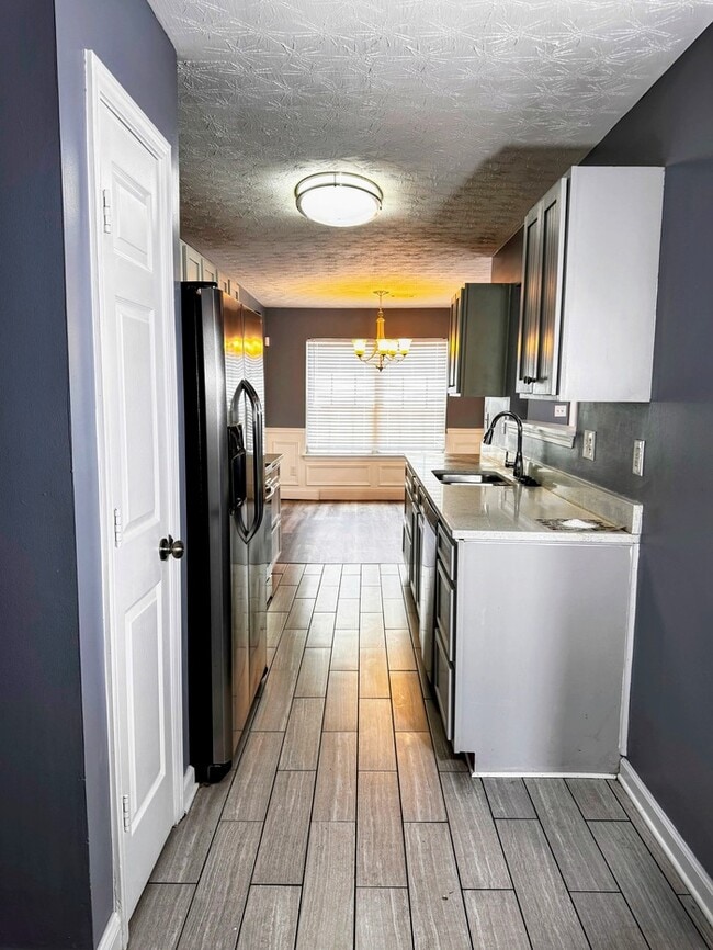 Building Photo - Spacious and cozy 3BR/2.5 bath townhome in...