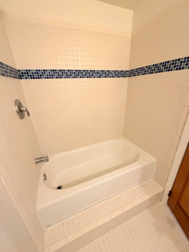 Building Photo - 3 Bed, 2 Bath Pet Friendly Downtown Asheville Location, Available Now - Lawn Care Included!