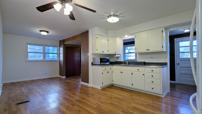 Building Photo - 917 S Summit St