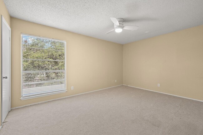 Building Photo - 807 Castle Ridge Rd