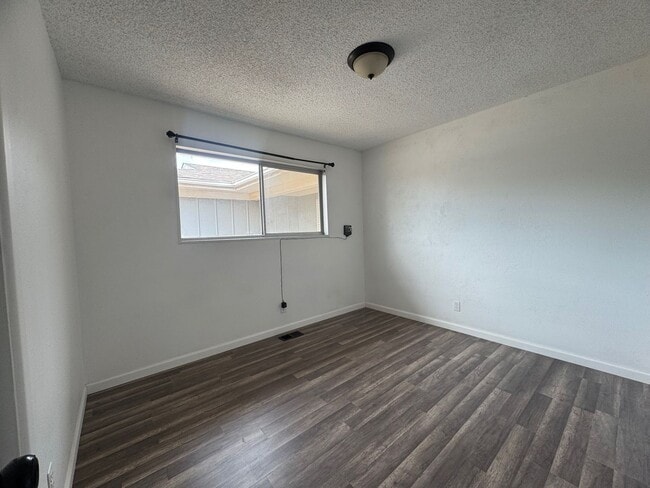 Building Photo - 1002 Av. Manana