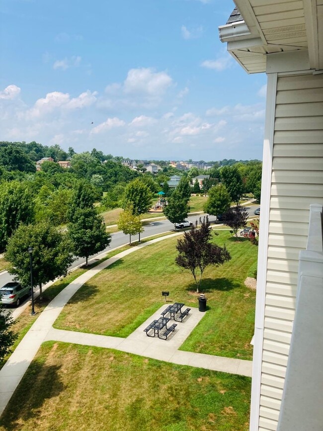 Building Photo - Well-appointed Furnished Rental- Perfect for Professionals- Near shops & restaurants