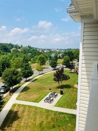 Building Photo - Top floor, fully furnished, with balcony-  Perfect for Professionals- Near shops & restaurants