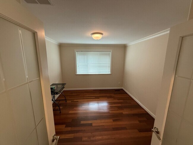 Building Photo - Beautiful Upscale Large High End Home in K...