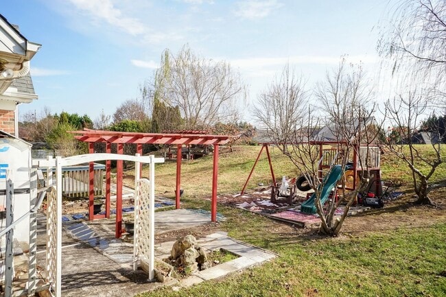 Building Photo - Four Bedroom Home!