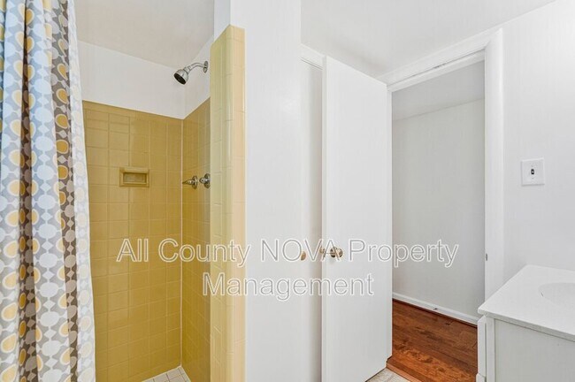 Building Photo - 3160 Ravenwood Dr