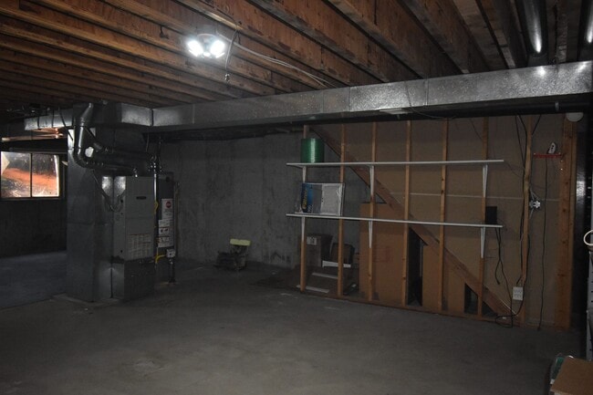 Building Photo - GREAT 3 BEDROOM/2 BATHROOM TOWNHOME WITH NEW PAINT & FLOORING. AVAILABLE 5/23.
