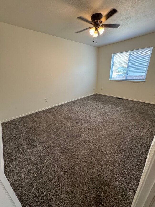 Building Photo - Beautiful 4 bedroom house avail 6/12