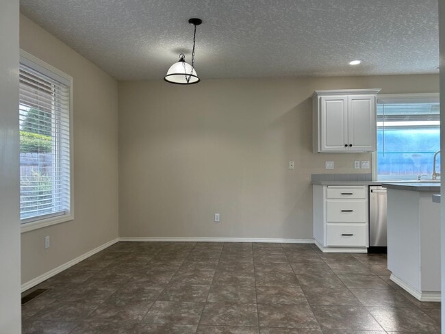 Building Photo - Beautiful Single Family Home in N. Keizer