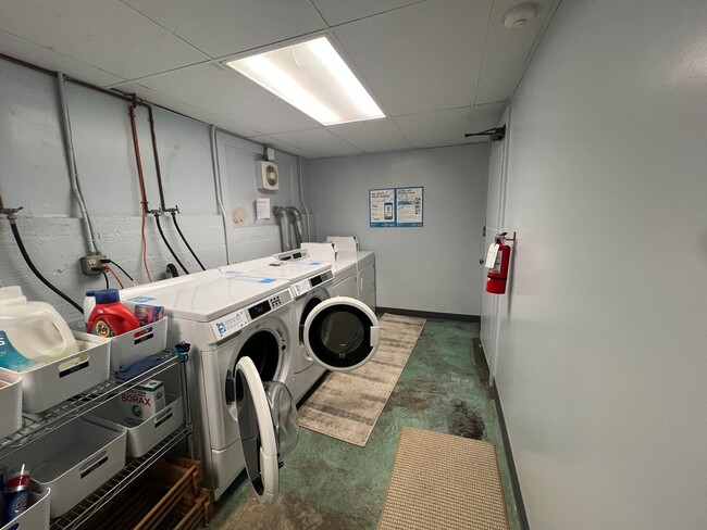 Building Photo - New Pricing! Charming Studio in Highly Des...
